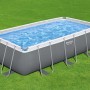 Bestway Stahlrahmenpool-Set Power Steel, eckig, grau, mit Wasser gefüllt auf Rasen.