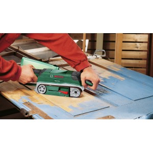 Bosch PBS 75 A Bandschleifer in Aktion beim Schleifen einer blauen Holztür.