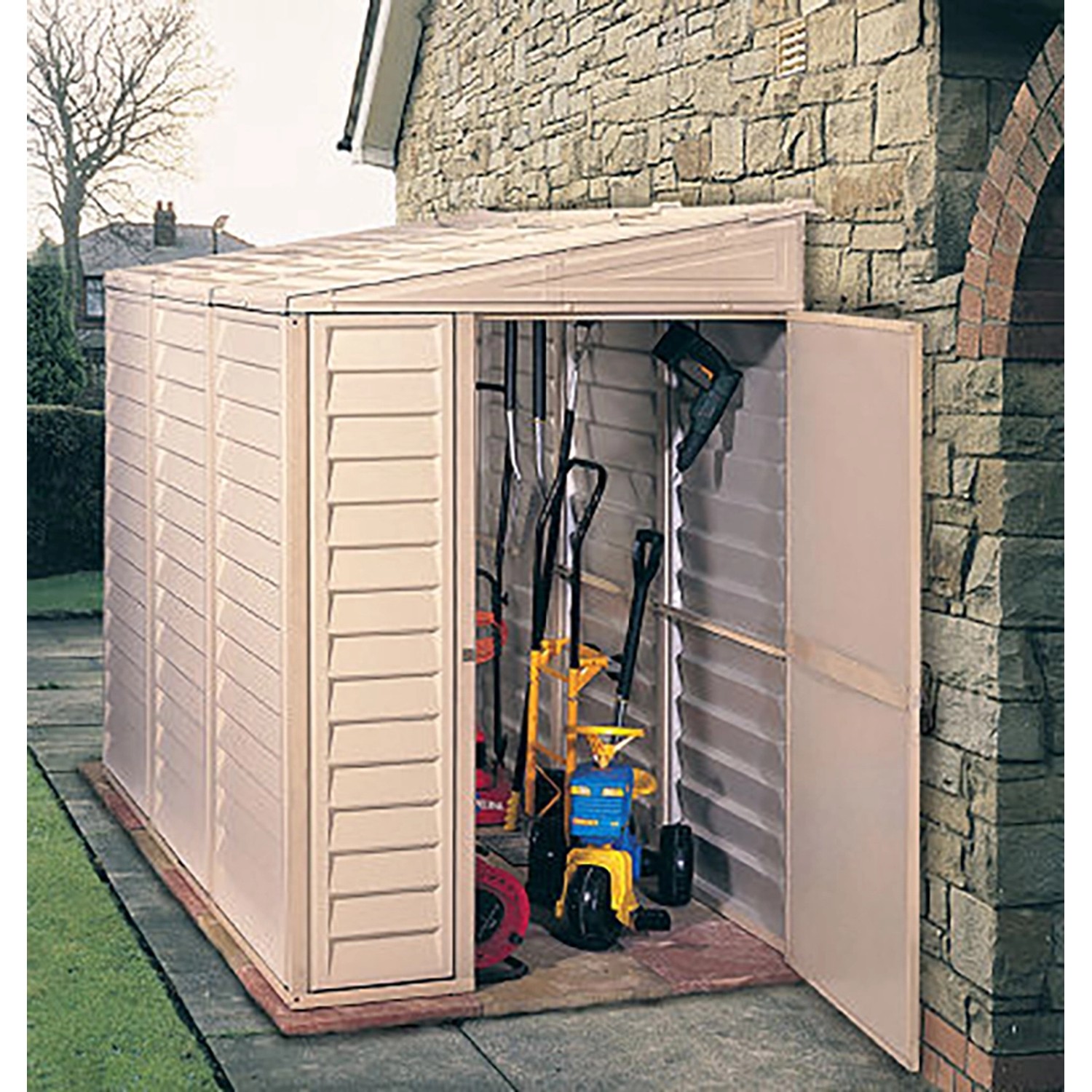 Duramax Kunststoff-Gartenhaus SideMate 3,6 m² mit geöffneten Türen und Gartengeräten im Inneren.