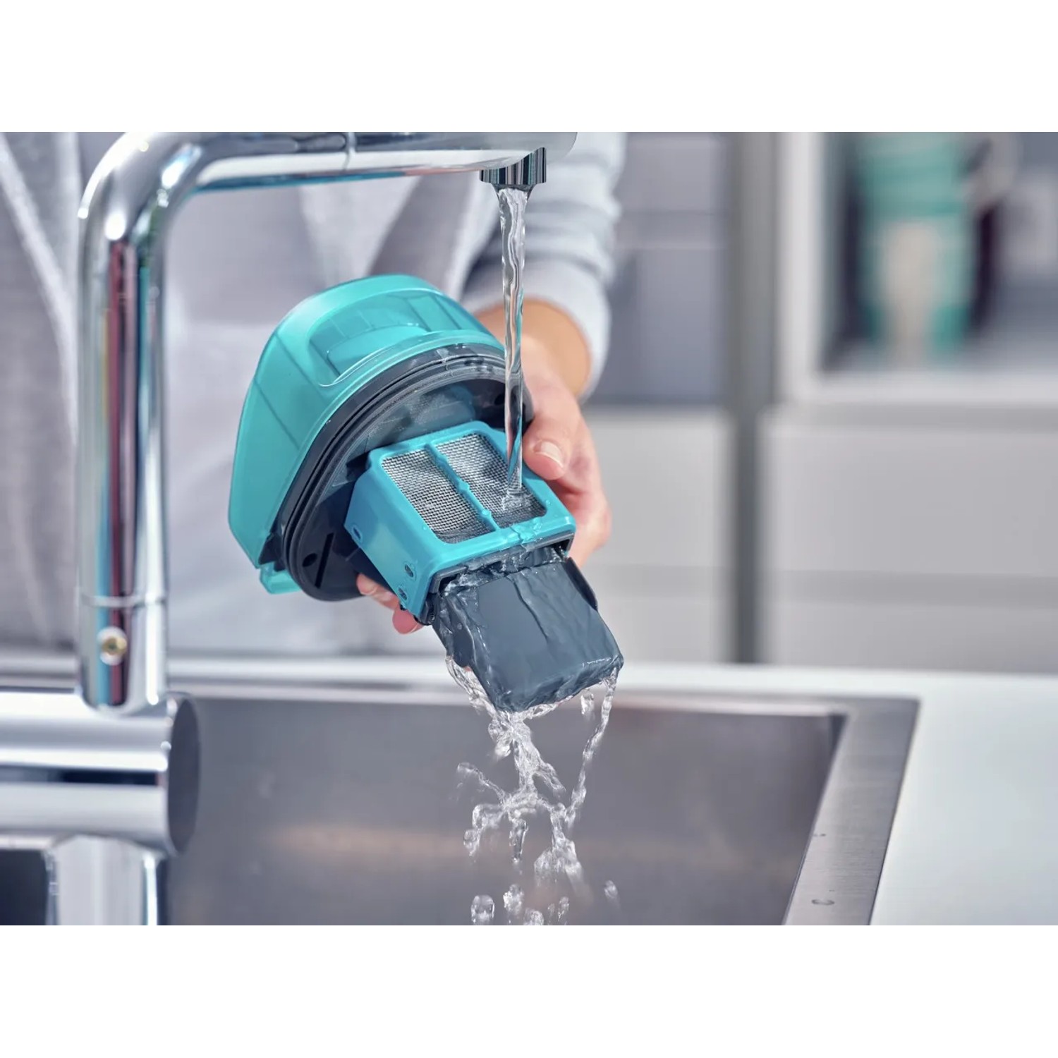 Reinigung des Schmutzwassertanks vom Leifheit Akku-Saugwischer Regulus Aqua PowerVac unter fließendem Wasser.