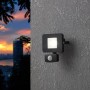 Schwarzer LED-Außenstrahler Faedo 3 von Eglo an grauer Wand. Außenleuchte mit Bewegungsmelder.