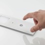 Nahaufnahme einer dimmbaren Arcchio LED Unterbauleuchte Nortra in Alu mit Touch-Funktion.