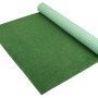 Grüner Primaflor Rasenteppich Comfort, teilweise aufgerollt. Kunstrasen für Balkon und Terrasse.