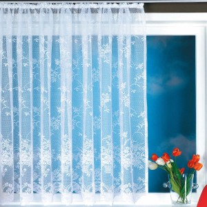 Weiße, transparente Arsvita Gardine Marburg mit Blumenmuster und Universalband am Fenster.