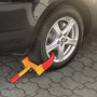 Basi Radkralle am Reifen eines Autos. Universelle Diebstahlsicherung in Rot/Gelb mit 2 Schlüsseln.