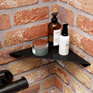 Eck-Duschablage von Schulte, mattschwarz, zur Klebemontage, mit Pflegeprodukten dekoriert.