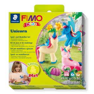 Staedtler Fimo Kids Einhorn Spiel- und Modellierset, mit drei modellierten Einhörnern in rosa, blau und beige.