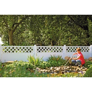 Weißer T&J Kunststoffzaun Ranki Lightline (180x90cm) als Sichtschutz im Garten.