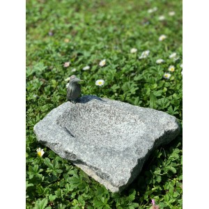 Vogeltränke aus Granit mit Bronze Eisvogel Figur, 20x30cm, im Garten.