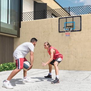 SPORTNOW Basketballkorb mit zwei spielenden Personen im Garten.