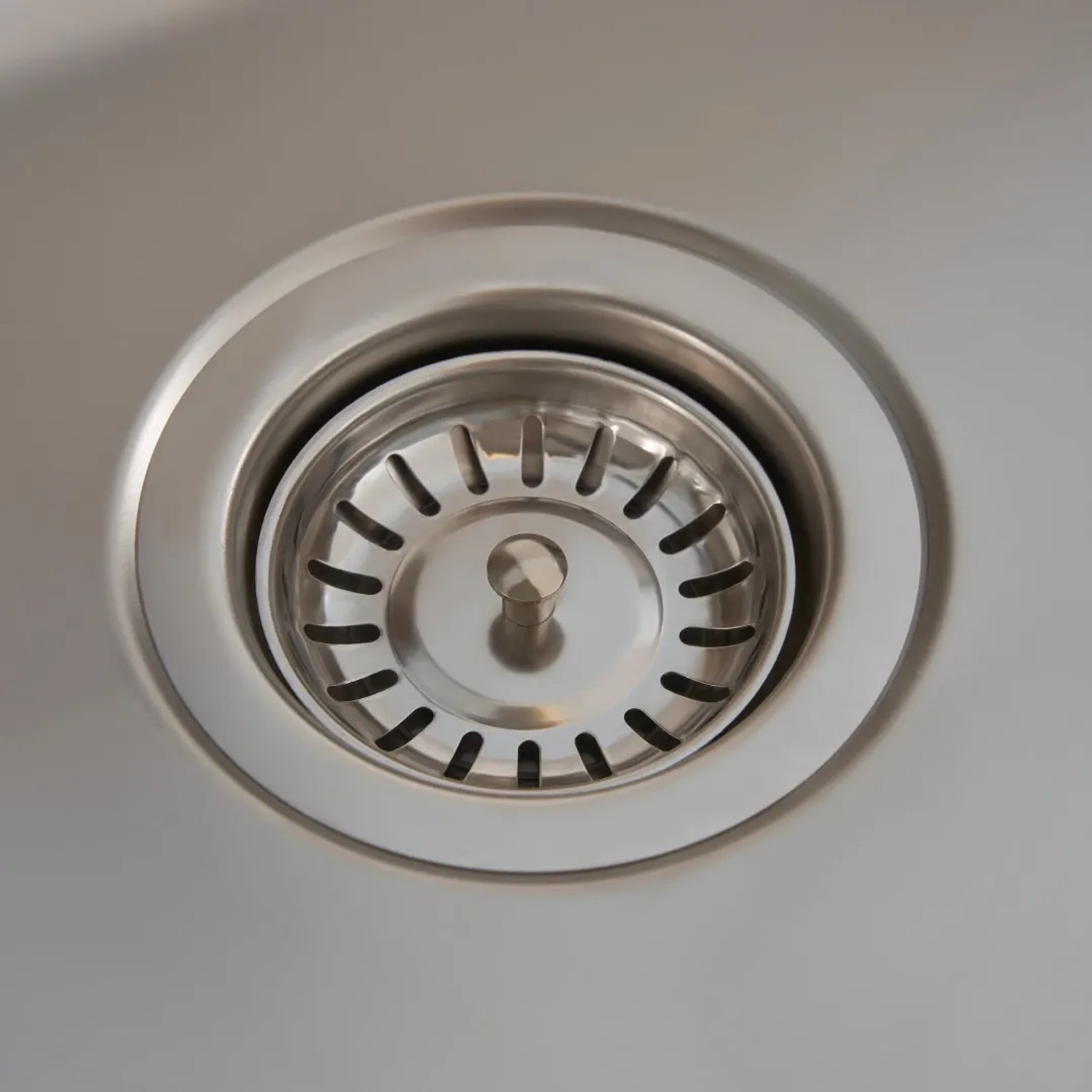 Detailaufnahme des Siebkorbs einer Respekta Edelstahlspüle Chicago.