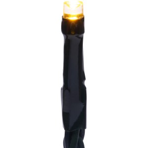 Detailaufnahme: Warmweiße LED einer Lichterkette mit grünem Kabel.