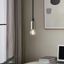 Eglo E14 LED Leuchtmittel in Globeform, 4,5 W, warmweiß, an einer Pendelleuchte über einem Schreibtisch.