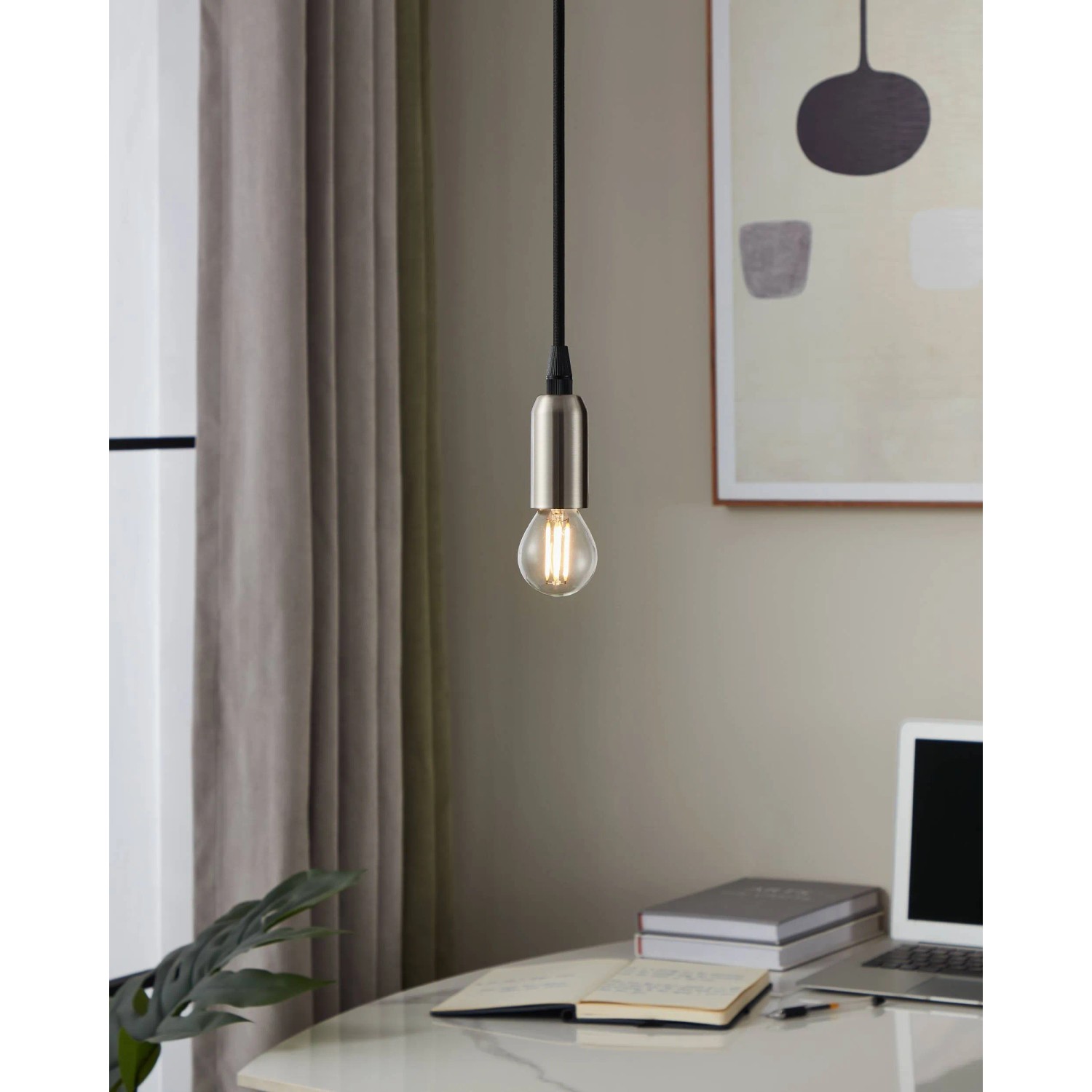Eglo E14 LED Leuchtmittel in Globeform, 4,5 W, warmweiß, an einer Pendelleuchte über einem Schreibtisch.