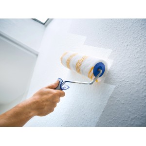 LUX TOOLS Farbroller Rau 26 cm beim Streichen einer Wand. Geeignet für strukturierte Oberflächen.