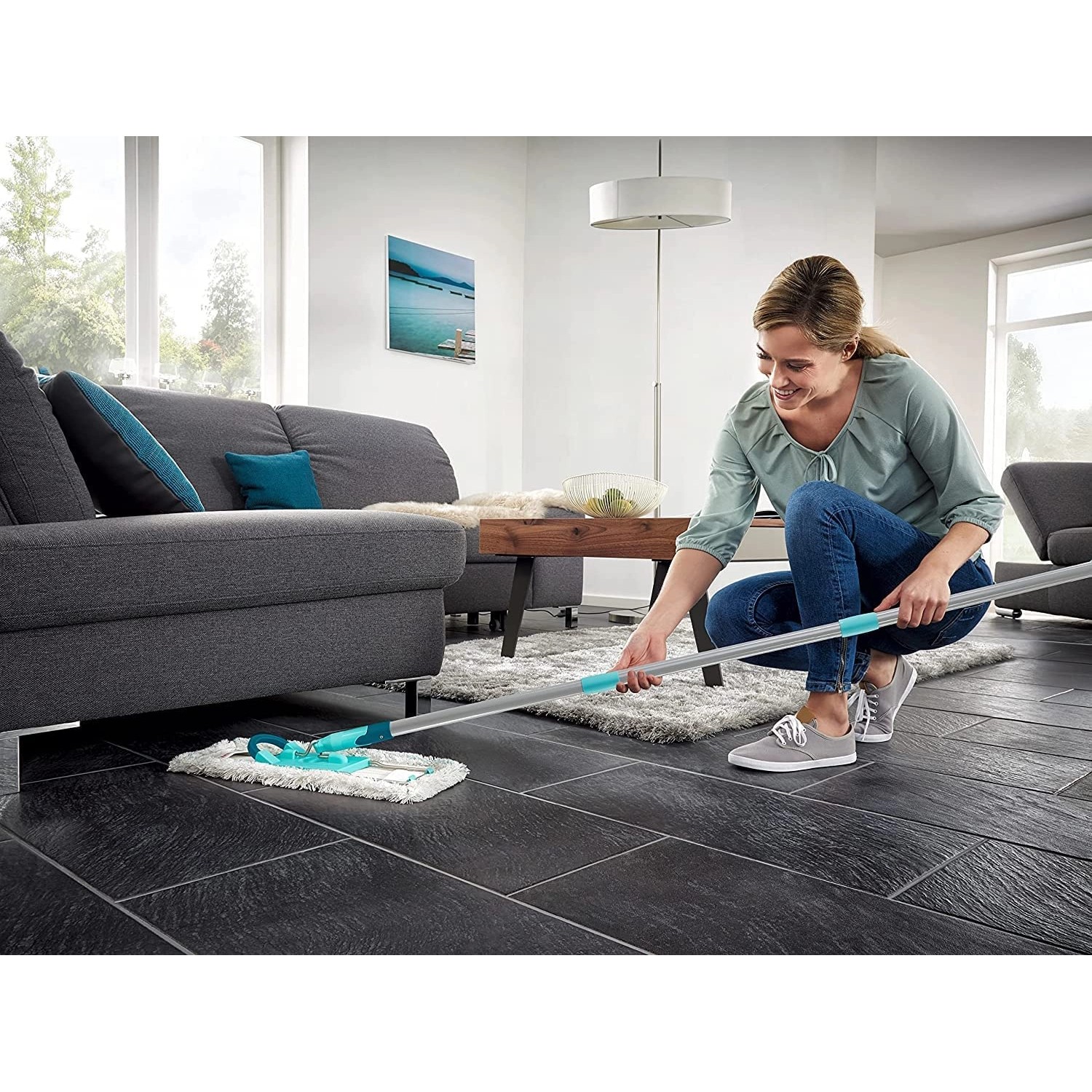 Frau wischt Fliesenboden mit Leifheit Bodenwischer Profi XL für glänzende Sauberkeit.