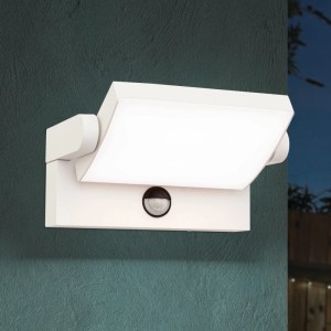 Weiße Orion LED Außen Wandleuchte mit Sensor, leuchtet warmweiß an dunkler Wand. Moderne Außenbeleuchtung.