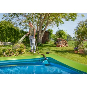 Gardena Akku-Tauchpumpe 2000/2 Li-18 im Einsatz zum Bewässern von Pflanzen am Pool.