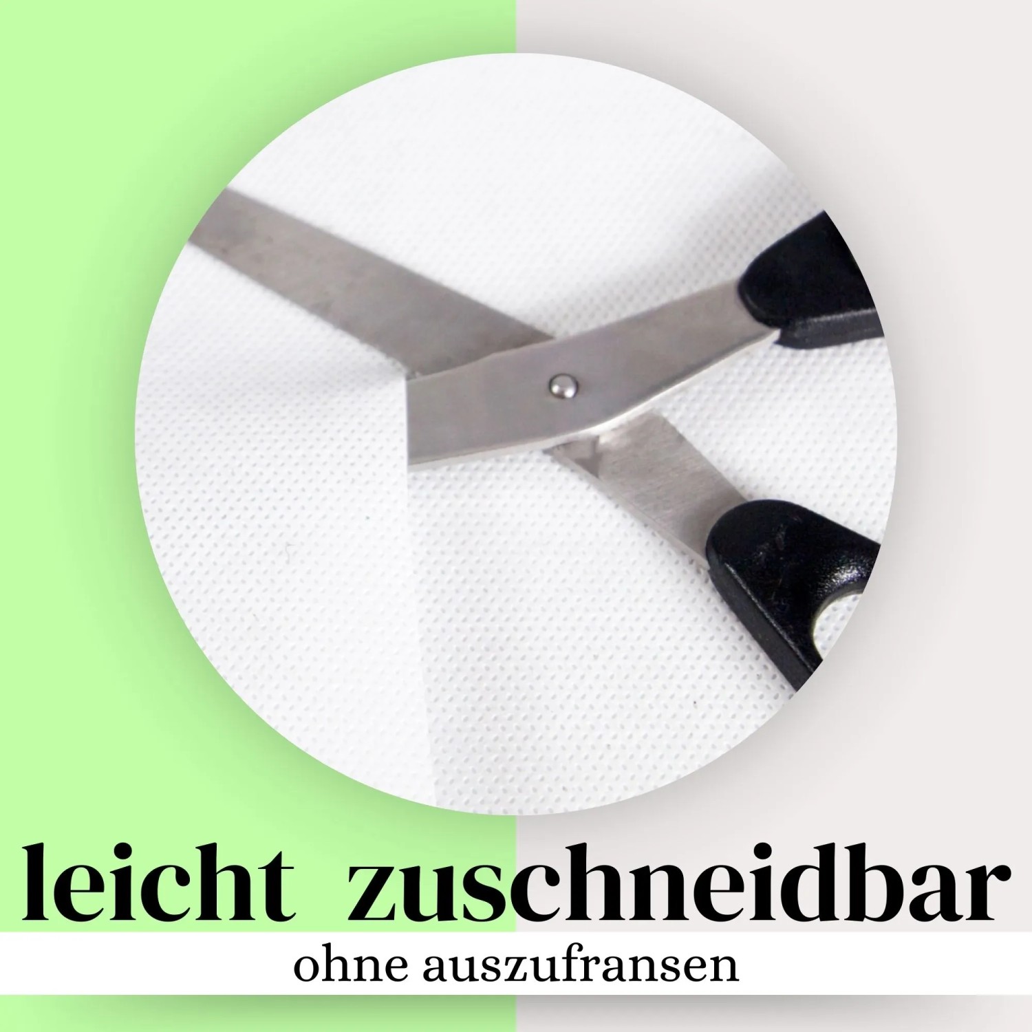 Zuschneiden der weißen Sensalux Vlies-Tischdecke mit einer Schere.