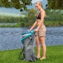Frau packt Bestway SUP Board-Set Aqua Drifter in Rucksack am Seeufer.