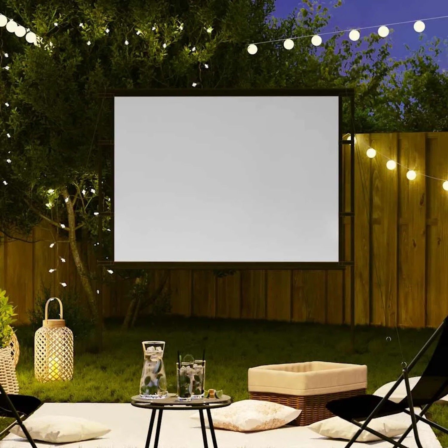 Mattweiße Projektionsleinwand mit Ständer im Garten bei Nacht, umgeben von Lichterketten. Perfekt für Outdoor-Kino.