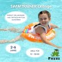 Kind mit orangefarbenem Freds Swim Academy Schwimmreifen im Wasser. Schwimmhilfe für Kinder von 2-6 Jahren.