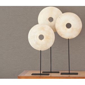 Nahaufnahme der Erismann Vliestapete Code Nature Uni Taupe FSC® an der Wand.