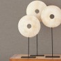 Nahaufnahme der Erismann Vliestapete Code Nature Uni Taupe FSC® an der Wand.