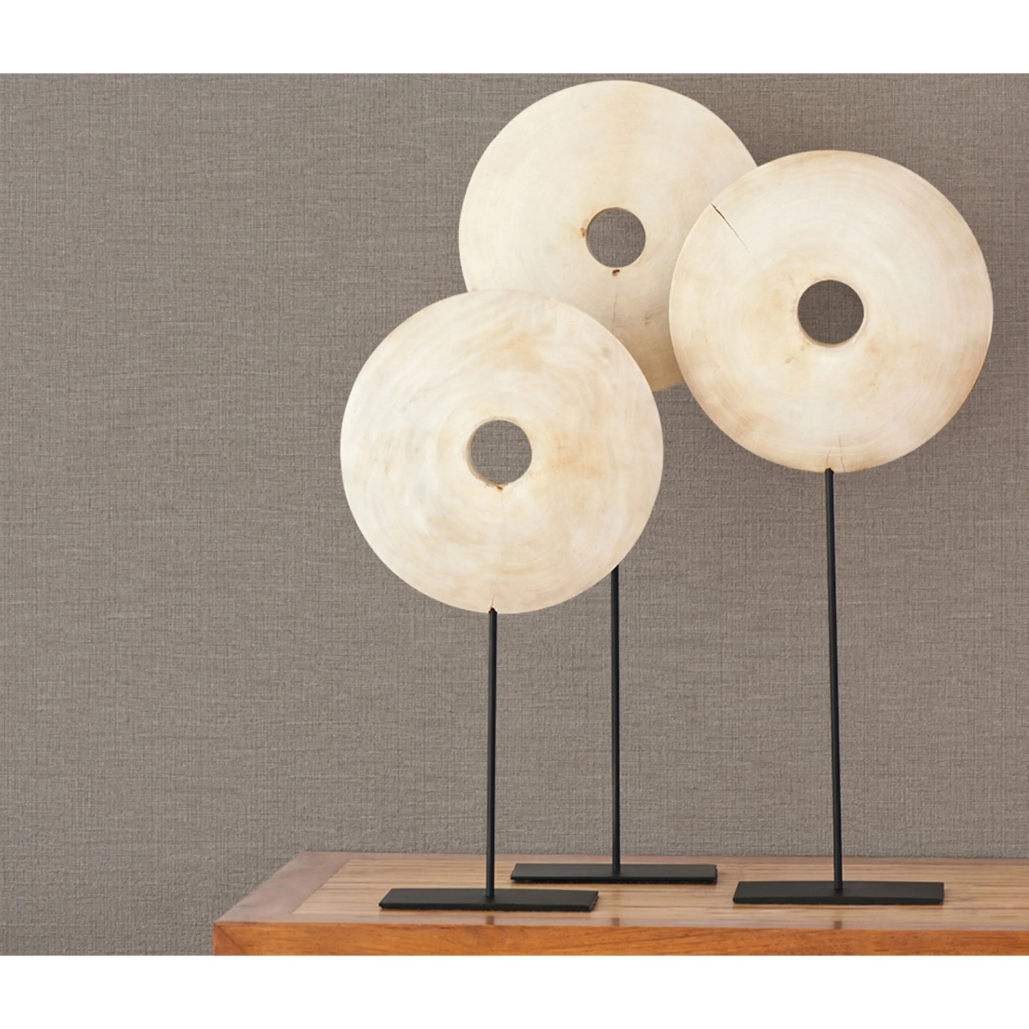 Nahaufnahme der Erismann Vliestapete Code Nature Uni Taupe FSC® an der Wand.