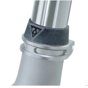 Topeak Ninja P Fahrradpumpe Halterung: Schwarzer Gummi-Spreizring mit Logo in silberner Sattelstütze.
