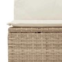 Detailansicht: Beige Garten-Sofagarnitur aus Rattan mit cremefarbenen Kissen.