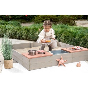 MUDDY BUDDY Sandkasten Wild Bear in Grau-Rosa mit Kind, Matschwanne, Grill und Spielzeug.