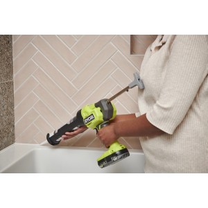 Ryobi Akku-Kartuschenpresse RCG18-0 beim Verfugen einer Badewanne.
