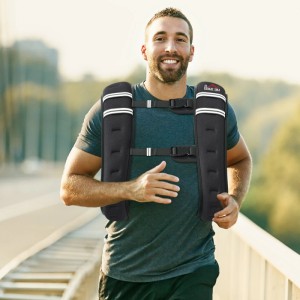 Mann läuft mit schwarzer, verstellbarer HOMCOM Gewichtsweste aus Oxford-Gewebe. Ideal für Sport & Fitness Training.