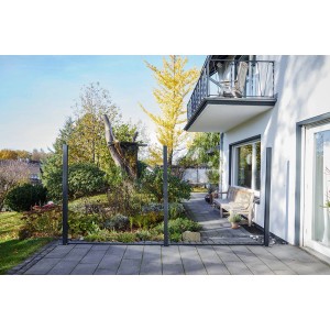 Anthrazitfarbener Vierkant-Pfosten (7x7x176 cm) für WPC-Steckzaun-System, montiert im Garten.