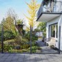 Anthrazitfarbener Vierkant-Pfosten (7x7x176 cm) für WPC-Steckzaun-System, montiert im Garten.