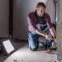 Brennenstuhl LED-Baustrahler DINORA 5050 im Einsatz, Arbeiter im Raum.