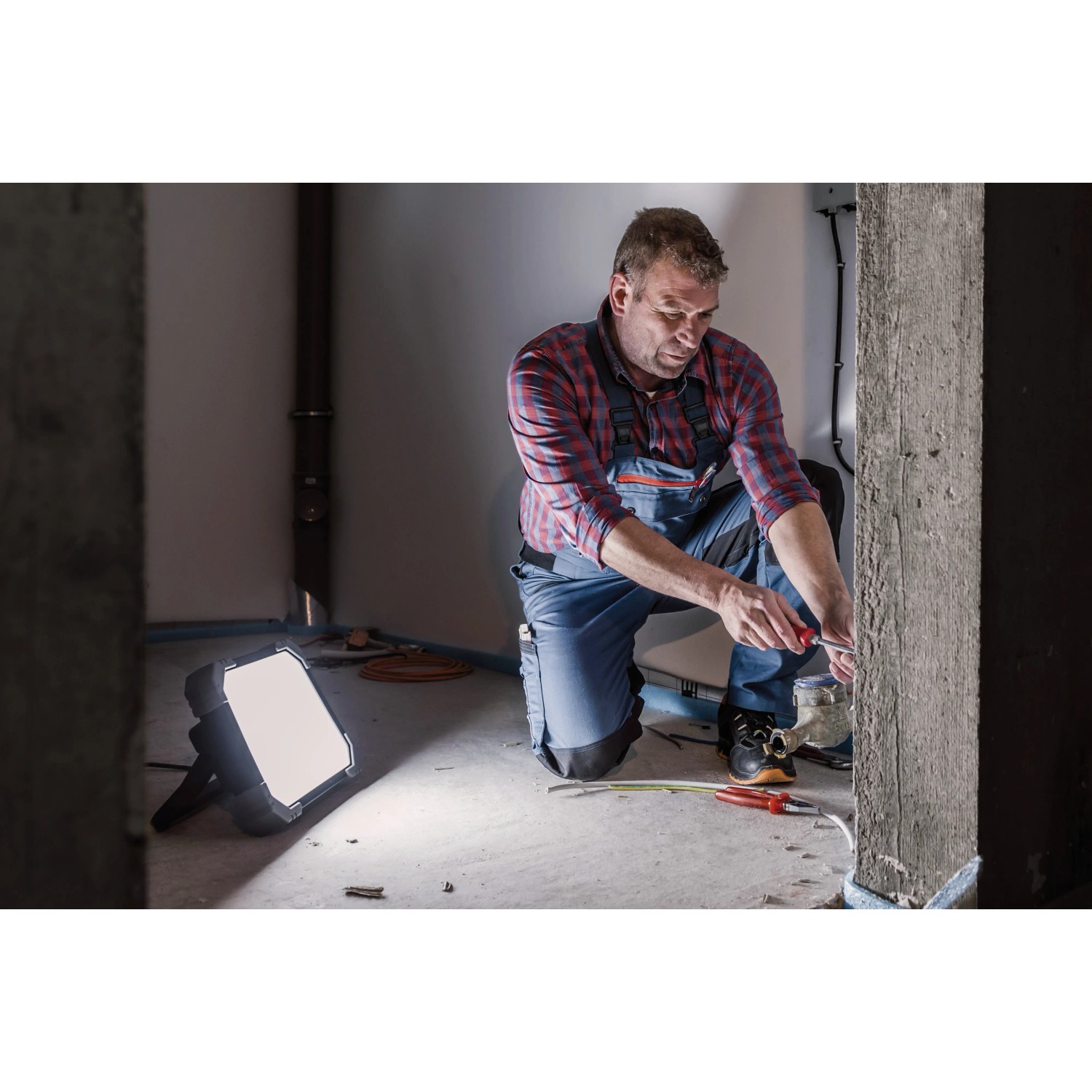 Brennenstuhl LED-Baustrahler DINORA 5050 im Einsatz, Arbeiter im Raum.