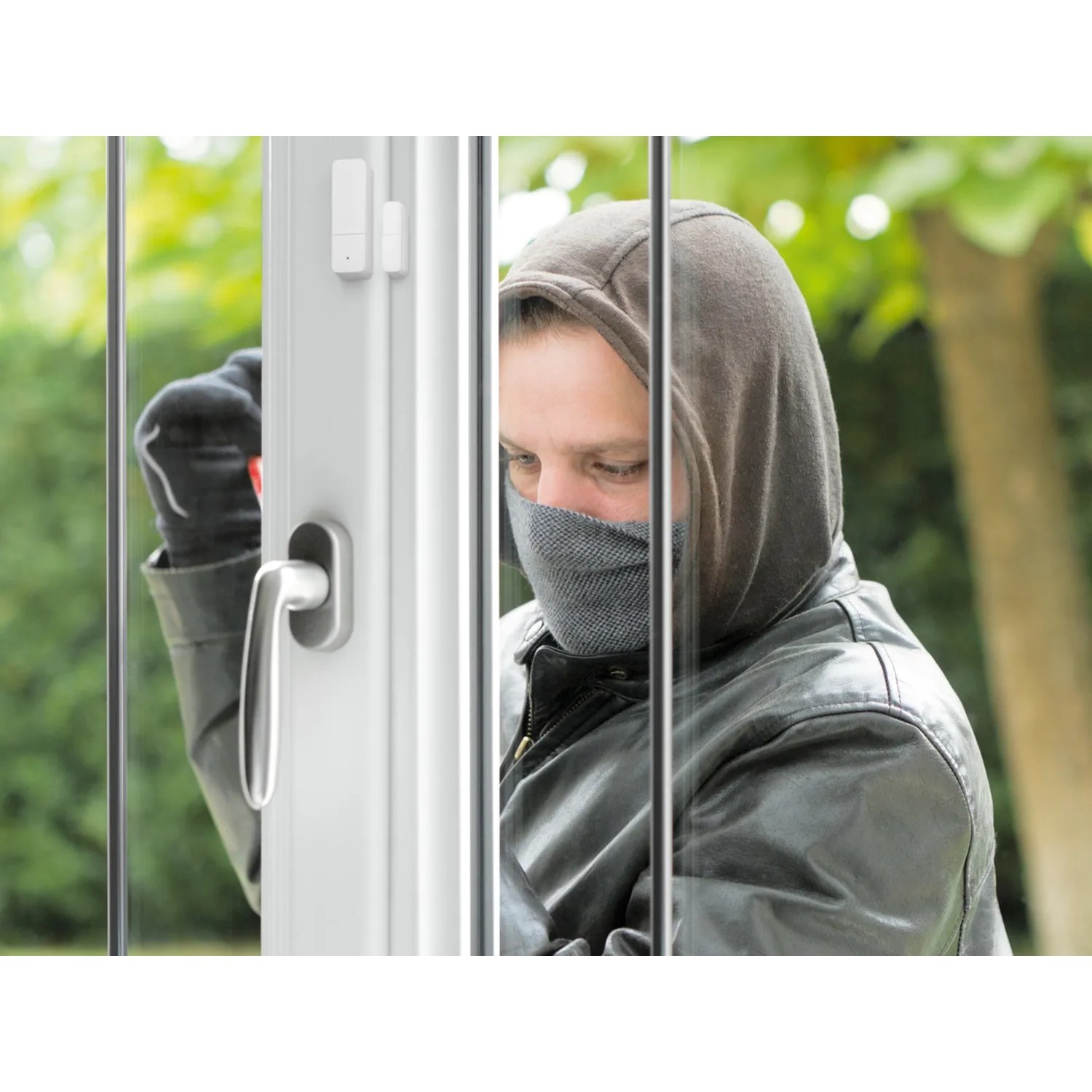 Einbrecher versucht, ein Fenster mit Bosch Smart Home Fenster-/Türsensor II Plus zu öffnen.