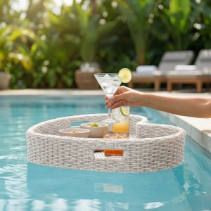 Weißes herzförmiges Schwimmtablett aus Rattan-Optik im Pool mit Getränken und Snacks. Schwimmfähige Ablage für Poolzubehör.