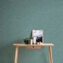 Blaue Vliestapete mit leichter Struktur, Uni Matt, FSC®-zertifiziert. Dekorative Tapete im Wohnraum.