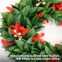Detailansicht: Weihnachtskranz Photinia mit grünen Blättern, roten Blüten und goldenen Beeren.