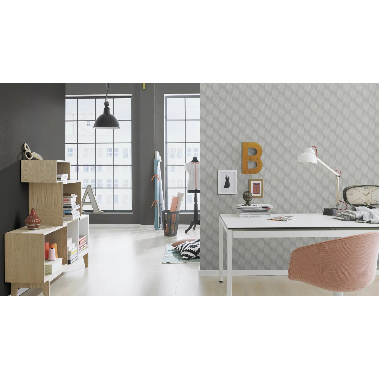 Raumansicht mit Rasch Vliestapete Tropical House 688023 in Grau mit dezenter Struktur.