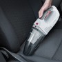Severin Akku-Handstaubsauger HV 7144 in Nutzung zur Reinigung eines Autositze.