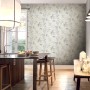 Erismann Vliestapete Martinique Bamboorelle in Helltaupe mit Bambusmuster im Raum.