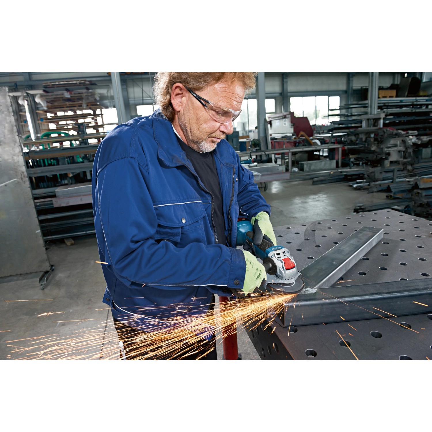 Bosch Professional Akku-Winkelschleifer GWX 18V-10 in Aktion beim Schleifen von Metall.