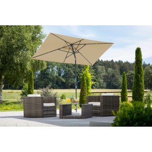 Rechteckiger, naturfarbener Schneider Balkonschirm 270x150 cm mit Knickfunktion über einer Sitzgruppe im Garten.