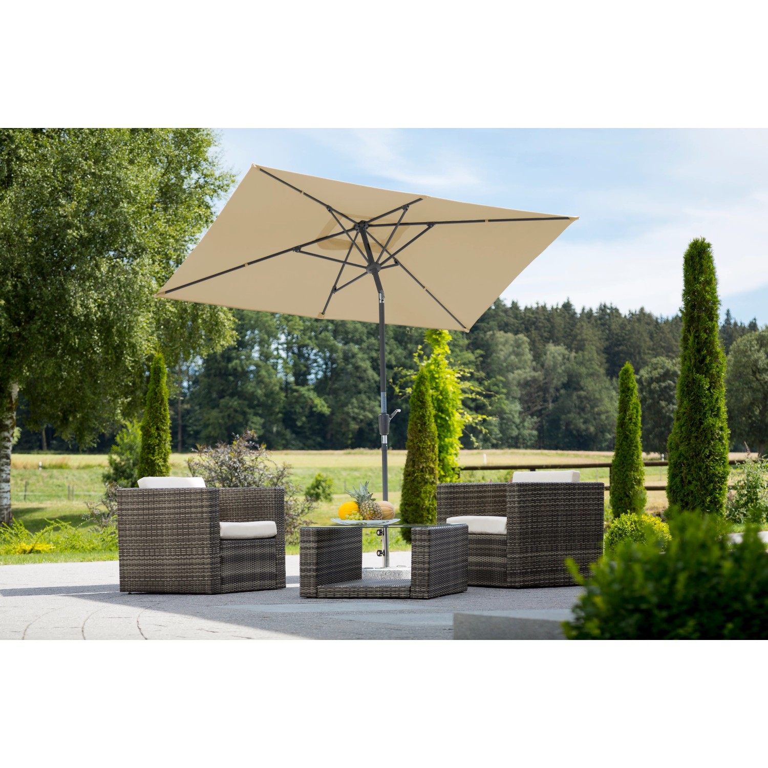 Rechteckiger, naturfarbener Schneider Balkonschirm 270x150 cm mit Knickfunktion über einer Sitzgruppe im Garten.