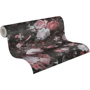 A.S. Création Vliestapete mit Blumenmuster in Schwarz und Rot, gerollt dargestellt.