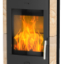 Fireplace Santiago Kaminofen, 6 kW, Sandstein-Verkleidung, mit Holzscheiten im unteren Fach.